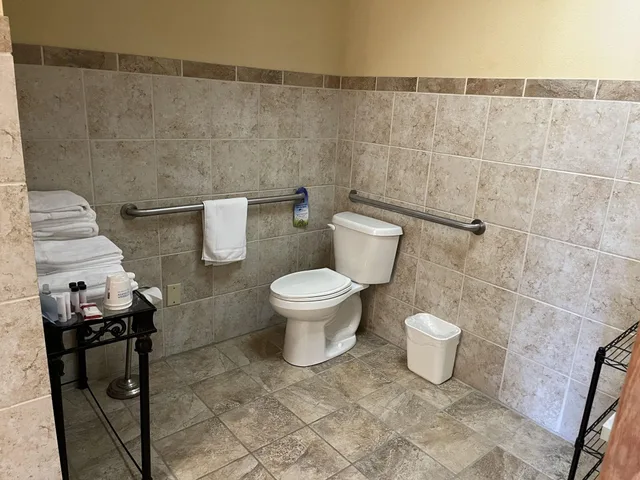 غرفة بسرير مزدوج لذوي الإعاقة، Days Inn & Suites by Wyndham Sutton Flatwoods 1/1