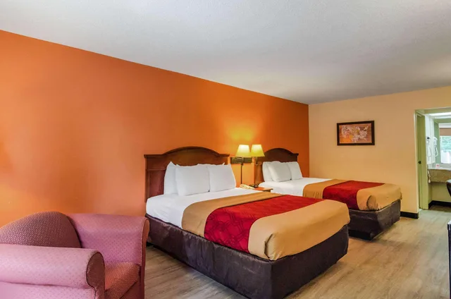 غرفة بسريرين كوين، Econo Lodge Inn & Suites Gulfport Airport 3/4