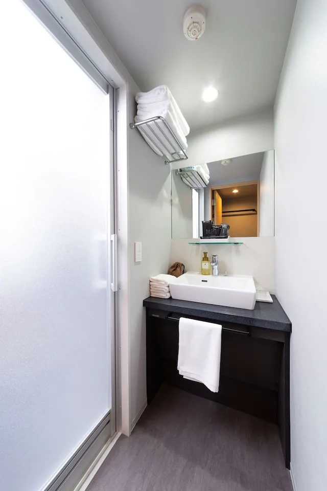 غرفة قياسية ثلاثية بثلاثة أسرّة، hotel Amanek Kyoto Kawaramachi Gojo 4/5