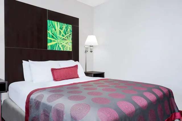 غرفة بسرير كوين، Ramada By Wyndham Minneapolis Golden Valley 2/3