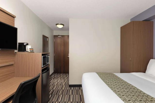 غرفة بسرير كوين، Microtel Inn And Suites By Wyndham Kirkland Lake 2/4