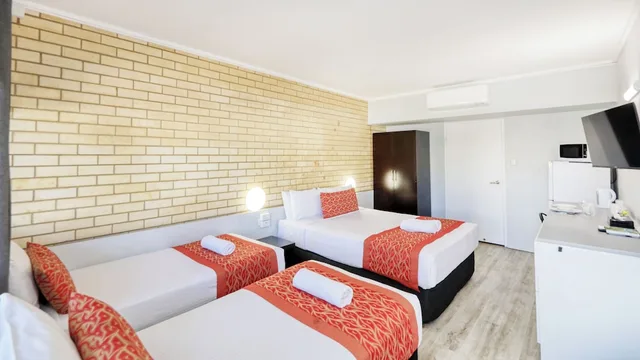 غرفة عائلية بسرير كوين وسريرين منفصلين، TROPICAL GATEWAY MOTOR INN 3/10