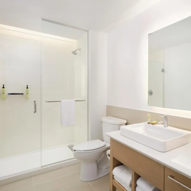 Standard, King Bed, 2 Queen Beds, Magnuson Hotel Lenox 3/3