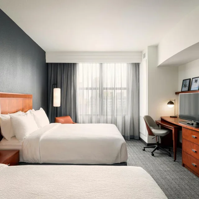 غرفة بسريرين كوين بحوض استحمام لذوي الإعاقة، Courtyard by Marriott St. Petersburg Downtown 1/4