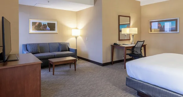 غرفة ركنية بسرير كينج مع أريكة، Hilton Saint John 3/4