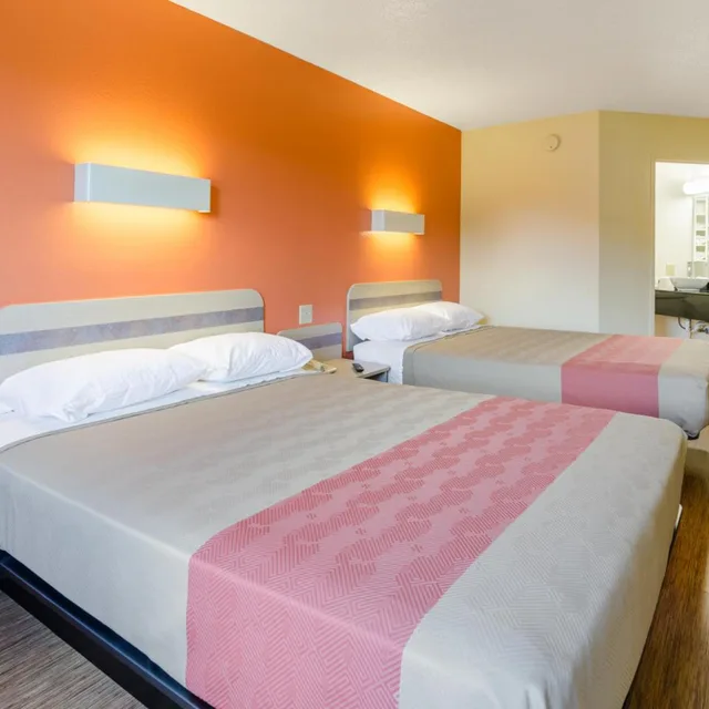 غرفة بسريرين كوين للمدخنين، Motel6 Bristol, VA 6/8