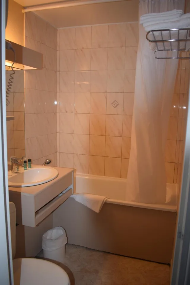 غرفة ثلاثية، Metropol Hotel 10/10