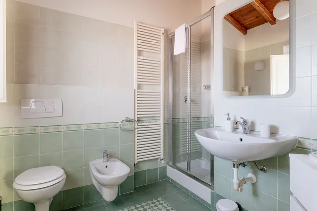 جناح جونيور بسرير كوين مع أريكة، Villa Romantica 4/6