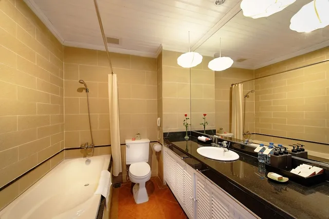 غرفة قياسية بسريرين منفصلين وسرير كينج بشرفة، Hoi An Beach Resort 3/3