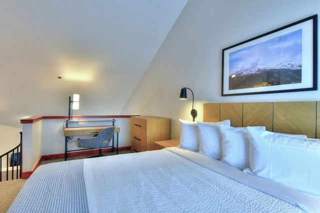 Condo, Plus, Loft, Studio, Queen Bed, Sofa, Wedgewood Lodge 1/3