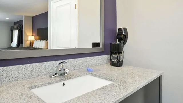 Room, King Bed, Kitchenette, Belmont Inn and Suites 5/8