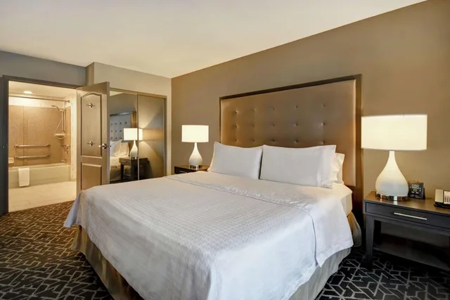 جناح بسرير كينج بغرفة نوم واحدة مع أريكة، Homewood Suites by Hilton Edgewater-NYC Area 3/6