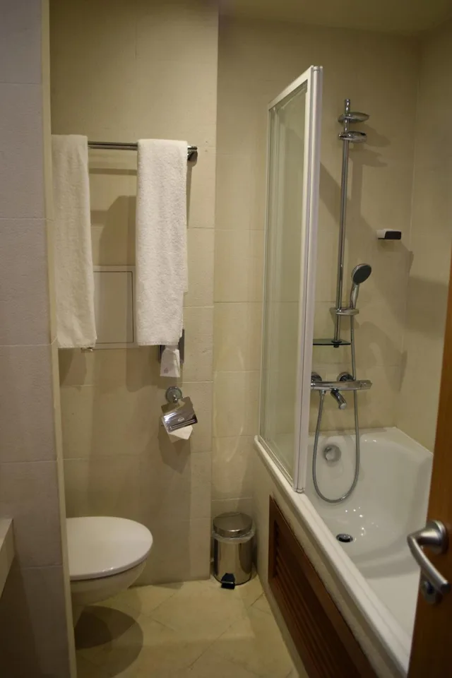 جناح، The Lodge Hotel 3/4