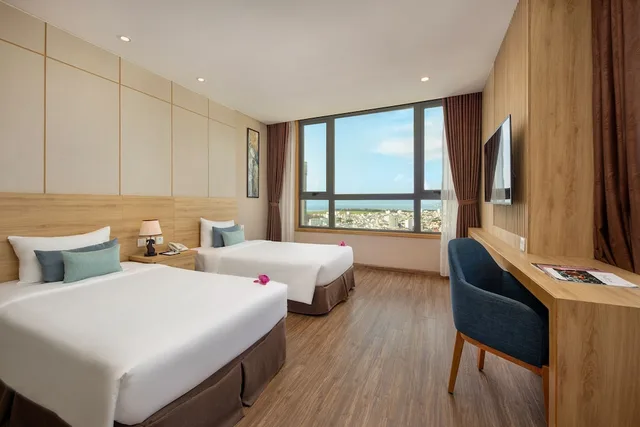 غرفة ديلوكس ثلاثية بسرير كينج وسرير فردي بإطلالة على المدينة، G8 Luxury Hotel and Spa Da Nang 2/3