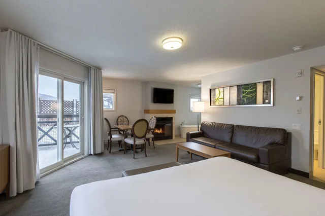غرفة ديلوكس بسرير كينج مع أريكة، Chateau Bromont 4/9