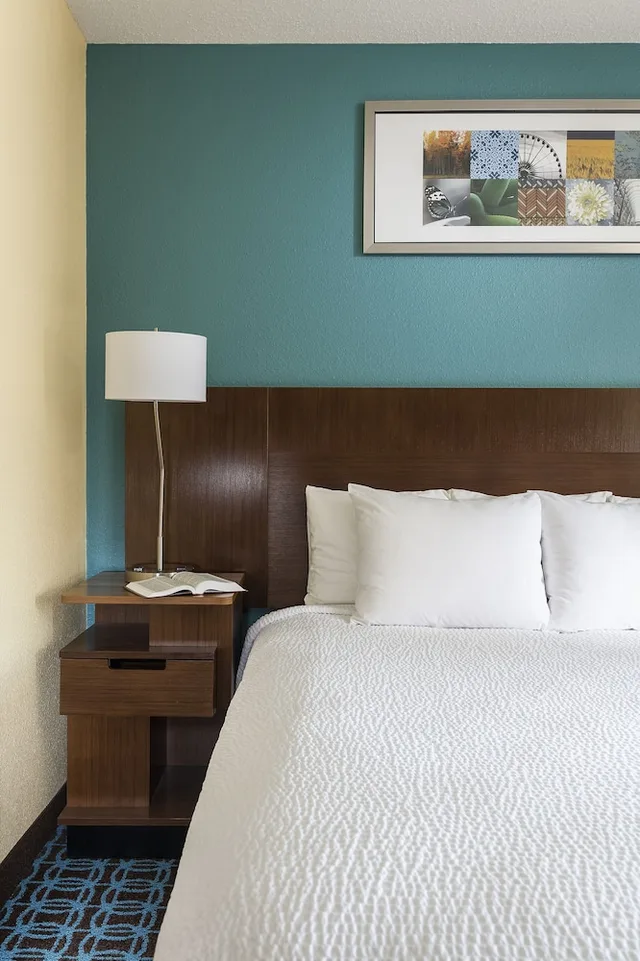 غرفة تنفيذية مفردة بسرير كينج مع أريكة لذوي الإعاقة، Fairfield Inn and Suites Grand Rapids 3/4