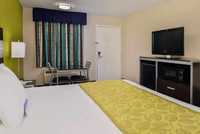غرفة بسرير كينج للمدخنين، Americas Best Value Inn Pasadena Houston 2/3