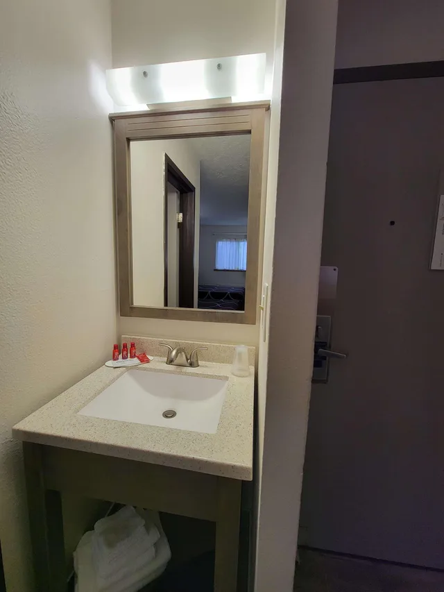 غرفة كبيرة بسريرين كوين مع أريكة بمنطقة جلوس، SureStay Plus by Best Western Grand Island 3/3