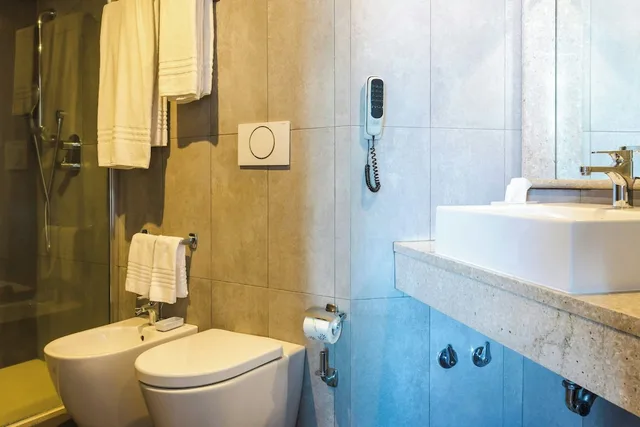 غرفة ديلوكس بسرير كينج بإطلالة على البحر بشرفة، Four Points By Sheraton Catania Hotel And Conference Center 10/10
