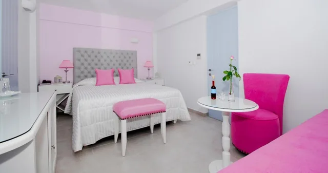 غرفة بسرير مزدوج بإطلالة على البحر بشرفة، Kythira Golden Resort 5/8