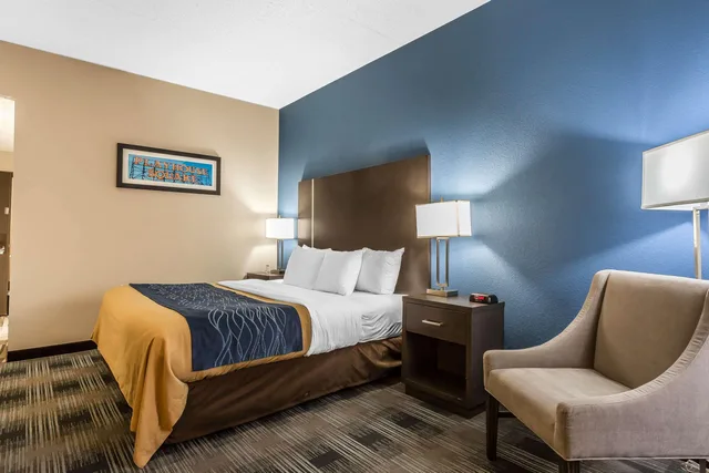 غرفة بسرير كينج، Comfort Inn Cleveland Airport 1/4