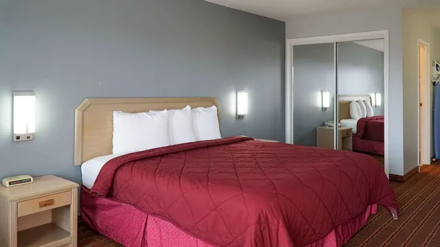 غرفة بسرير كينج للمدخنين، Rodeway Inn Beebe AR 1/3