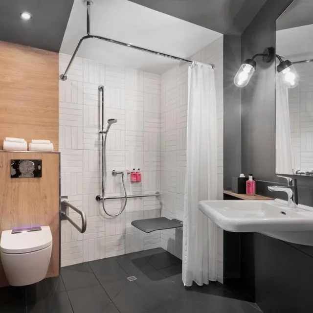 Moxy Sleeper, Guest Room, Queen Bed، Moxy Rapperswil 4/6