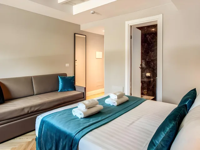 غرفة ثلاثية، Hotel 55 Fiftyfive 2/2