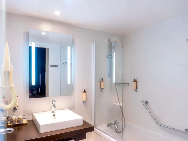 Privilege, Double Bed, Eiffel Tower or Sacre Coeur View، Hotel Mercure Paris Montmartre Sacre-Coeur 5/6