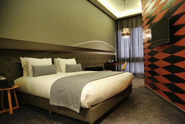 جناح جونيور، Hotel Gauthier 2/7