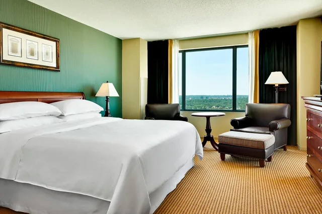 غرفة كلوب ركنية بسرير كينج، SHERATON OVERLAND PARK HOTEL AT THE CONVENTION CENTER 2/10