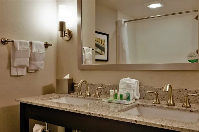 جناح بسريرين كوين بغرفة نوم واحدة مع أريكة، Holiday Inn Hotel & Suites East Peoria 4/4