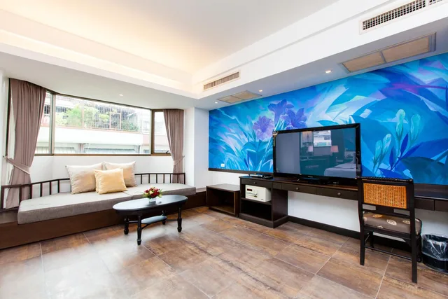 جناح جونيور، The Grand Sathorn 3/8
