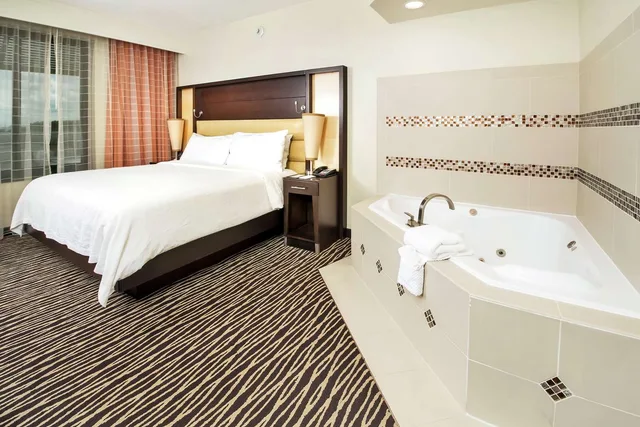 جناح بسرير كينج بجاكوزي، Embassy Suites by Hilton Fayetteville Fort Bragg 3/3