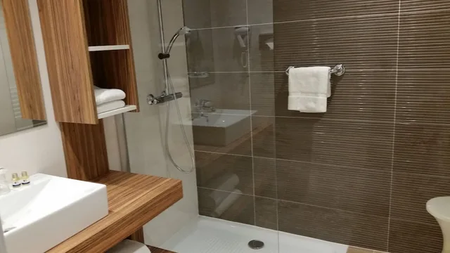 غرفة كومفورت بسريرين منفصلين بإطلالة على المدينة، The Originals Boutique, Hotel Les Strelitzias, Antibes Juan-Les-Pins 5/7