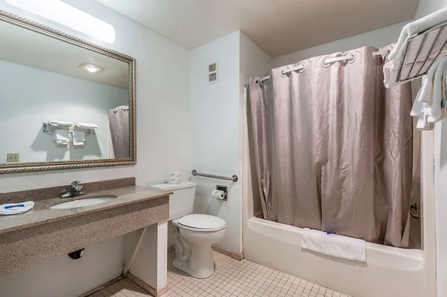 غرفة ديلوكس بسرير كينج بجاكوزي، Motel6 Wisconsin Rapids Wi 7/9