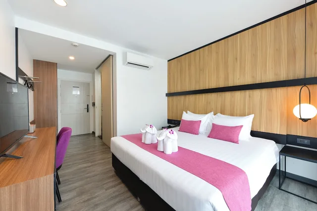 Room, King Bed, Pool View, Gate43 airport hotel Bangkok (SHA Plus+) 5/8