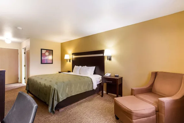 غرفة بسرير كينج، Quality Inn Airport Boise ID 2/5