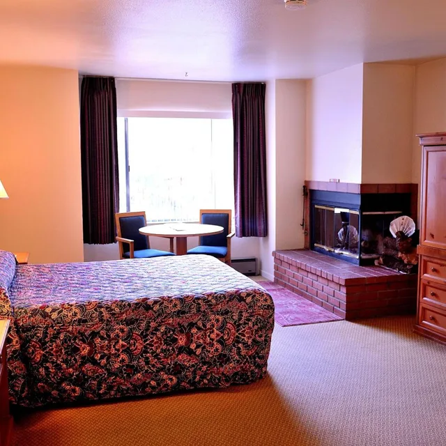 غرفة بسرير كوين، Pacific Gardens Inn 1/2