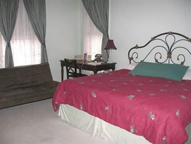 Carpenter, King Bed، Olde Judge Mansion 1/1