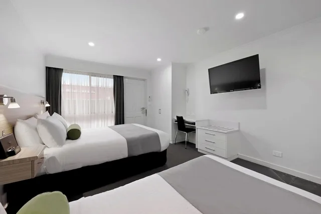 غرفة سوبيريور بسرير كوين وسرير فردي، HAMILTON LONSDALE MOTEL 3/7