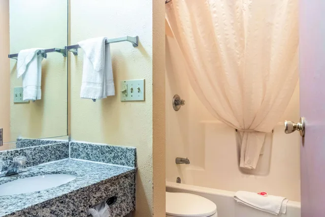 غرفة بسرير كينج، Econo Lodge Kent - Akron West 4/4