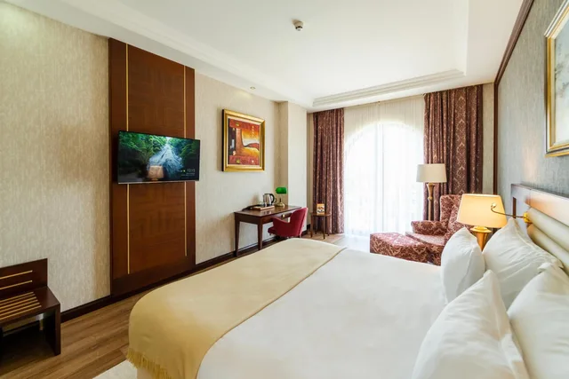 غرفة ديلوكس بسرير كينج وسرير كوين بإطلالة على البحر، Wellborn Luxury Hotel 4/9