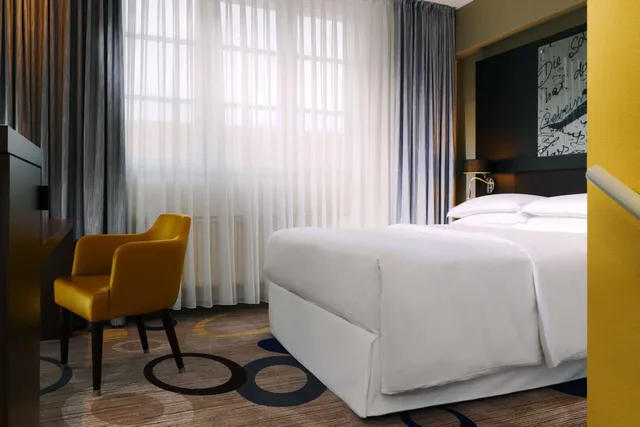 Stairway, Guest Room, Classic, King Bed, Queen Bed، Sheraton Hannover Pelikan Hotel 1/3