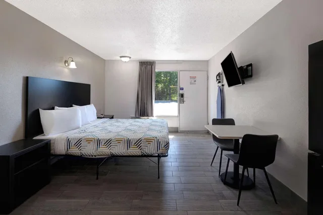 غرفة بسرير كينج، Motel 6 Branson West Silver Dollar City 1/10