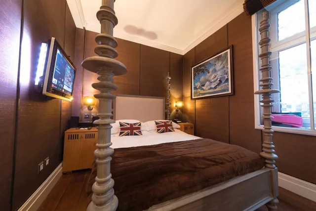 Compact, King Bed، Karma Sanctum Soho London 5/10