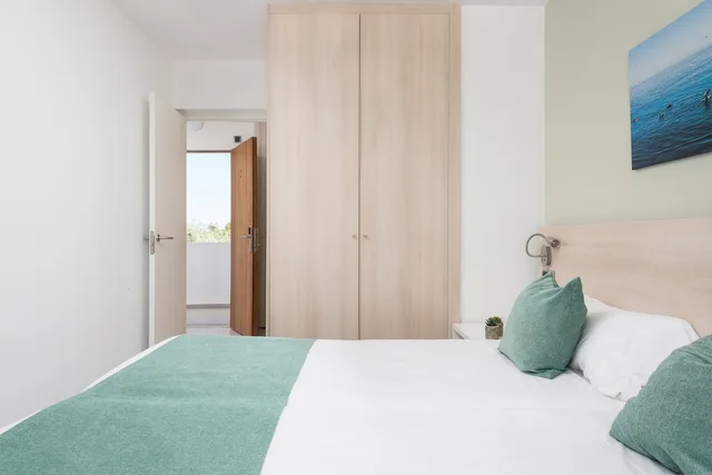 شقة سوبيريور بسريرين منفصلين بإطلالة على المسبح بشرفة مع أريكة، Olive Beach Apartments 4/10