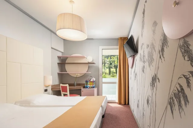 غرفة كومفورت بسريرين منفصلين بإطلالة على المسبح، Bike Hotel La Perla 5/5