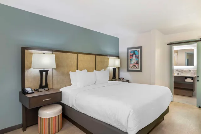 Room, King Bed, Pool Side، Best Western Plus St. Simons 3/4