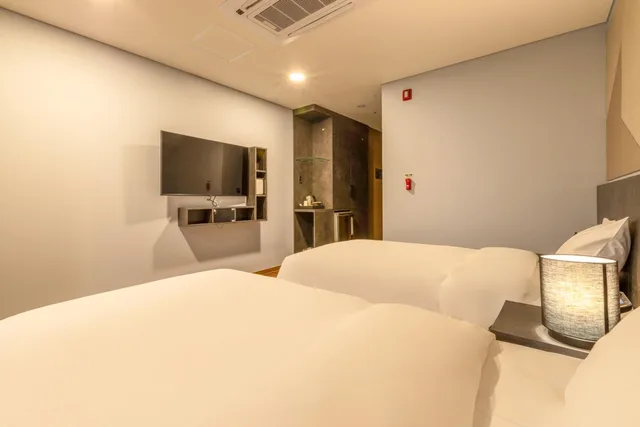 Superior, Twin Beds, City View, Urbanest Hotel 4/10